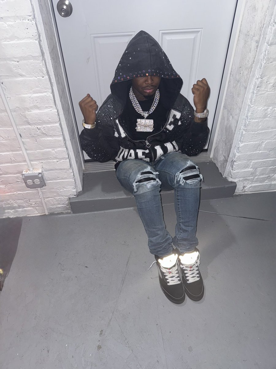 RealRichIzzo's tweet photo. IM FROM THE TOWN 📍 NOT (SAGINAW) BUT DIS HOODIE I GOT ON (VALLEY)🌪️ AP MY BIH GOTTA ROLEY⌚️  I AINT TALM BOUT THE ONE OFF BADDIES #RIPJUMPOUT https://t.co/vp8etPS5Ls