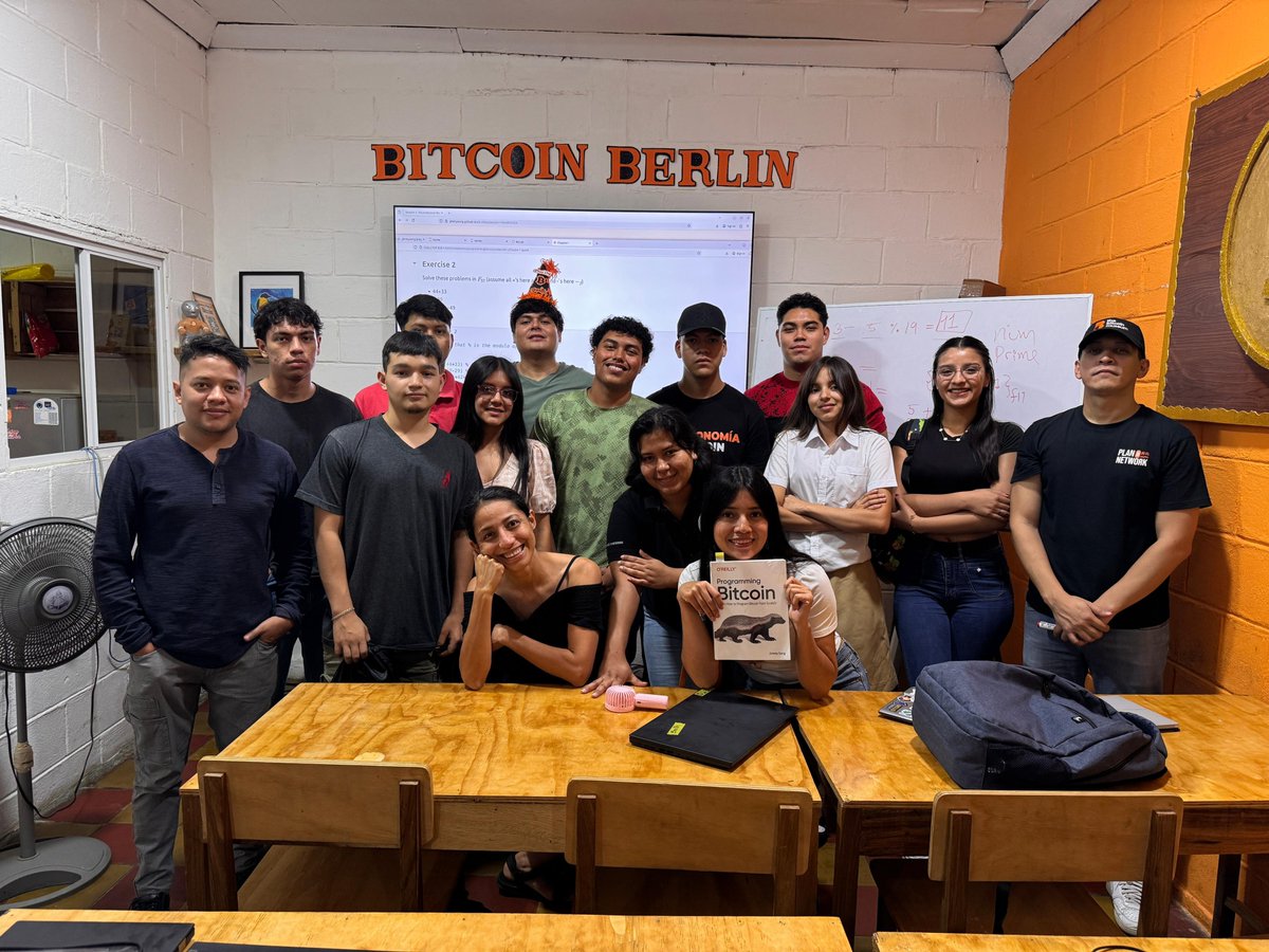 NodeNationSV's tweet photo. 🧡 Building Bitcoin Builders in @BitcoinBerlinSV  

🇸🇻 Sovereign Bitcoin Education matters https://t.co/Kw28j8p490