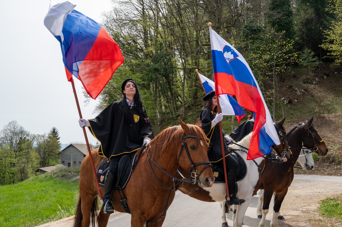 HeraldicaSVN's tweet photo. 🇸🇮 Z vami delimo nekaj utrinkov tradicionalne proslave ob dnevu slovenske zastave v Geometričnem središču Slovenije (GEOSS), kjer smo se ob 178. obletnici zbrali v čast 7. aprilu 1848, ko je Lovro Toman prvič razvil slovensko zastavo v Ljubljani. https://t.co/FLjDM0IVNY