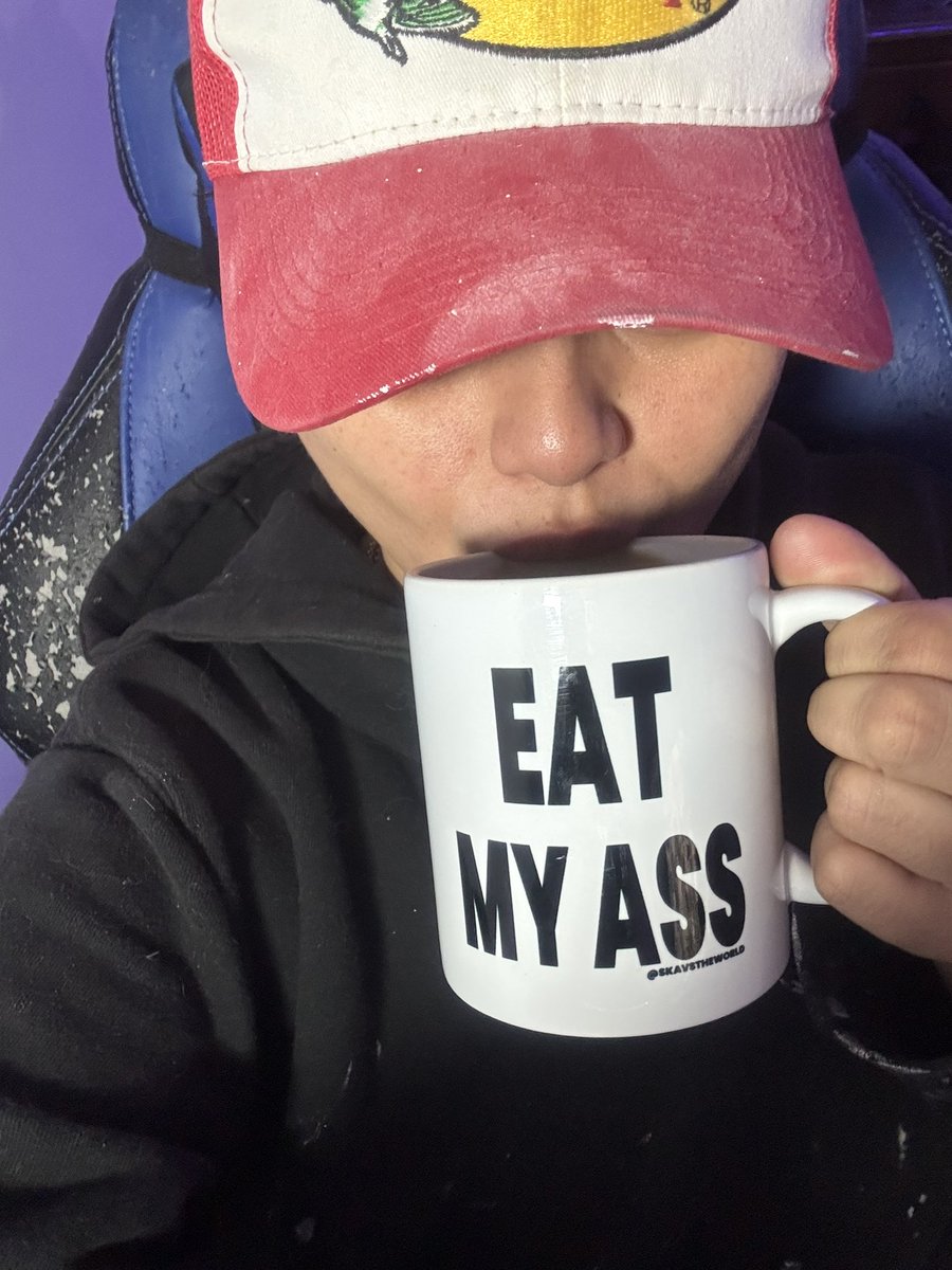 Pupusas69Eater's tweet image. Someone wake up this morning and ask someone too “eat my ass”? 😂😭 
Head over to @SKAvsTheWorld for some merch super comfy hoodies and now one of my favourite cup!!! 
#merch #SkaVsTheWorld