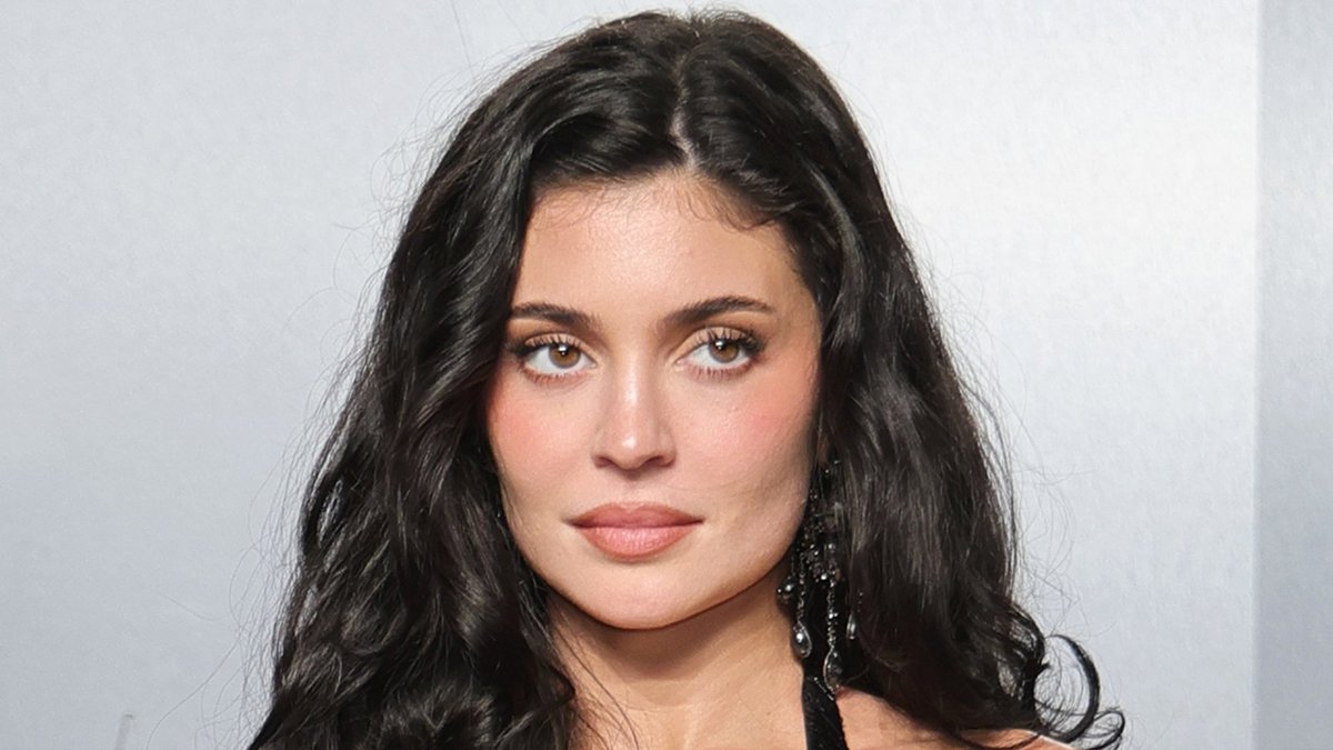 😳 EXCLUSIVE: Kylie Jenner is sued for national origin &amp; religious discrimination by a former housekeeper.

Details: tmz.me/Q9w7K5A