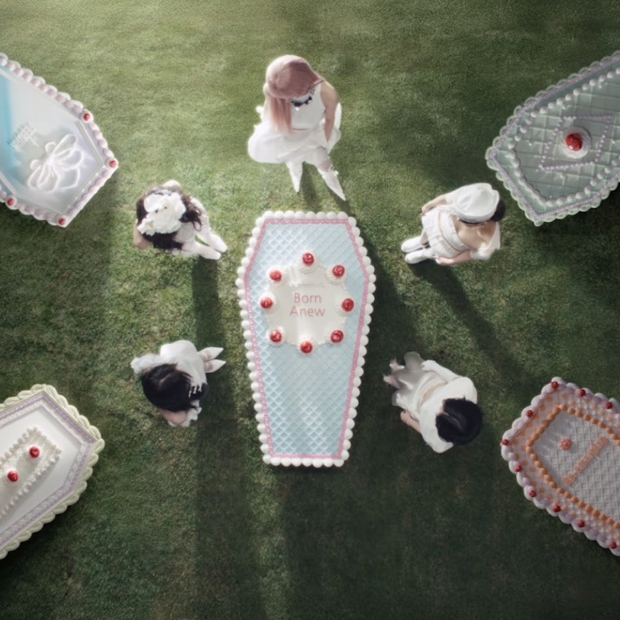 ITZY unveils the track list for their upcoming album ‘Motto’.

1. Motto
2. Glitch
3. you And I
4. Pocket (Yeji)
5. Asylum (Lia)
6. LOOK (Ryujin)
7. Undefined (Chaeryeong)
8. Tangerine (Yuna)