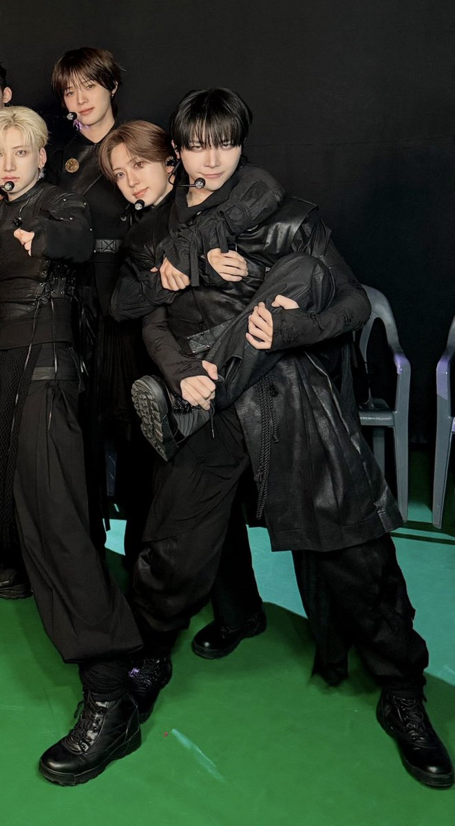 누가 감싸고있고 누가 안기고있고 누가 다리를 들고있고 
어케 있는거지?