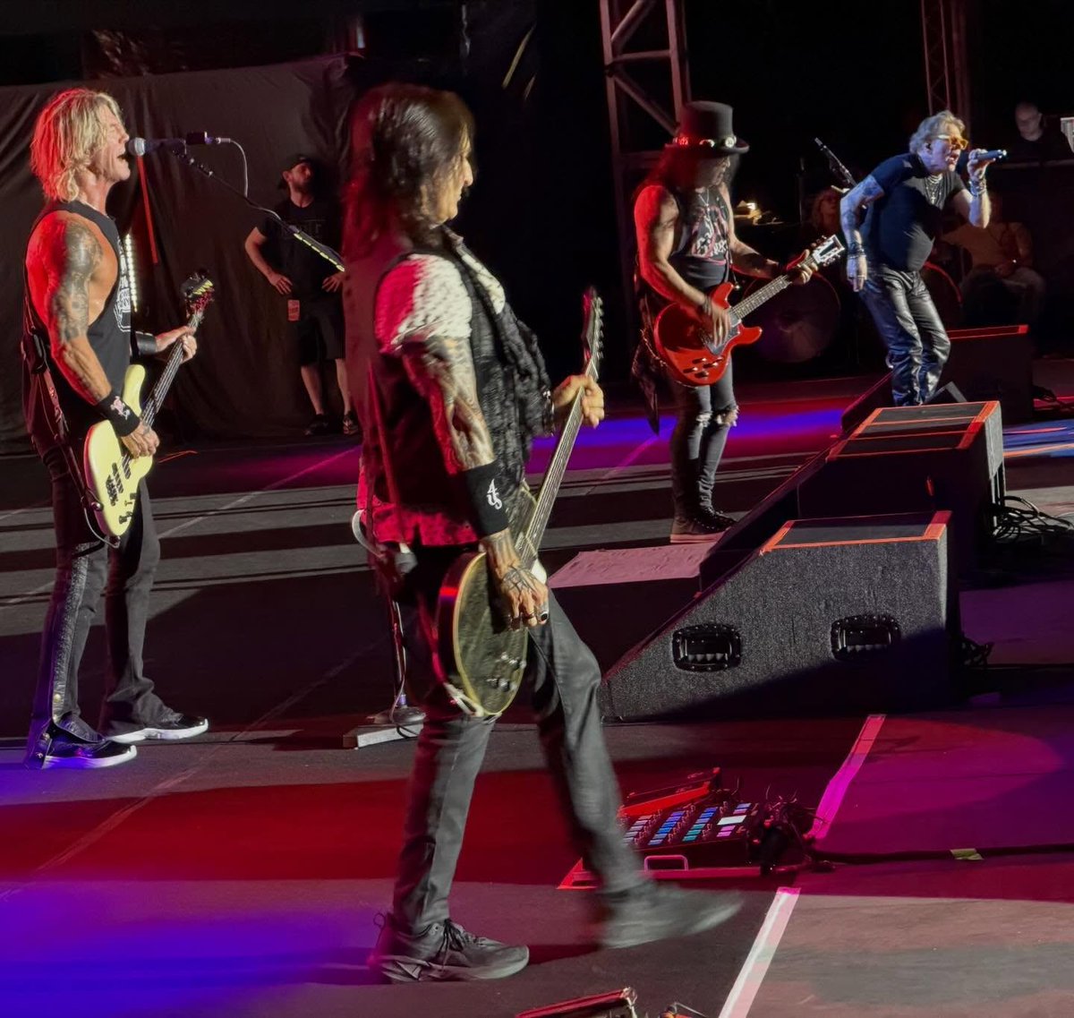 SlashParadise1's tweet image. @slash #slash  #Brazil #fortaleza #arenacastela @gunsnroses  #gunsnroses  📸 @deljamesgang