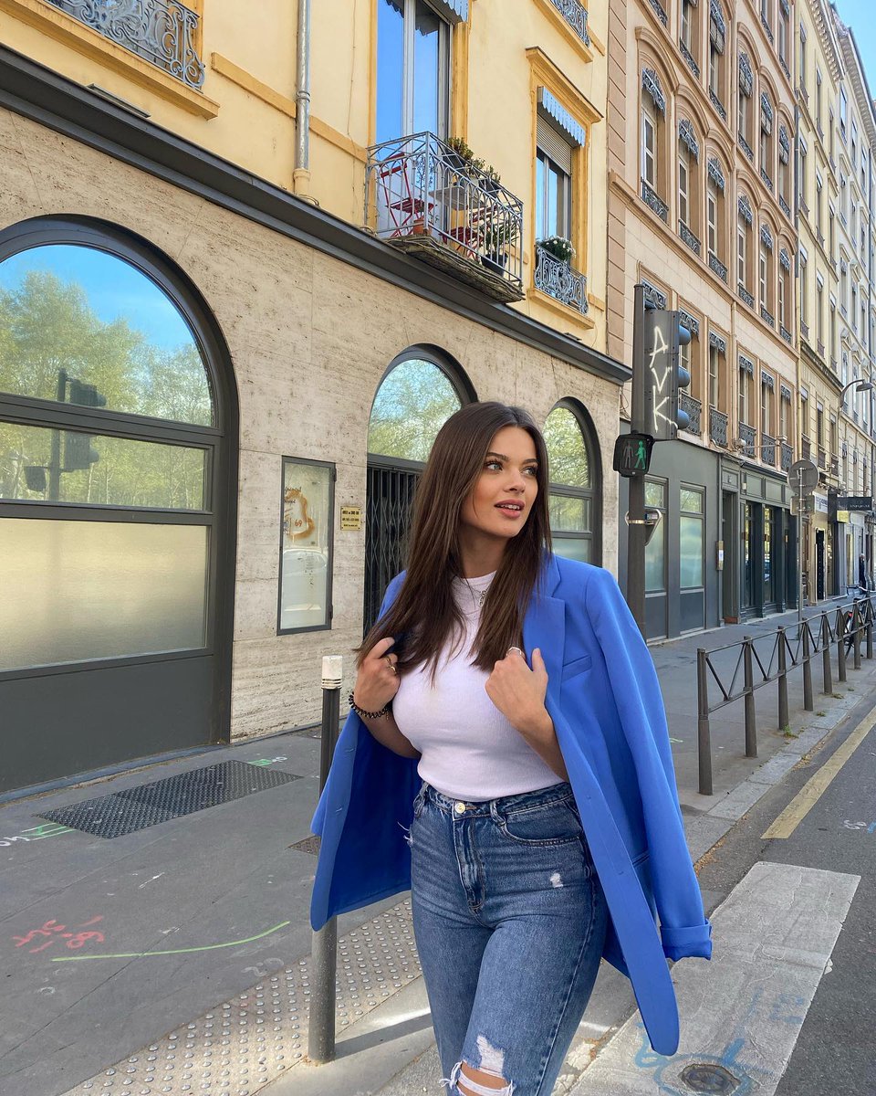 Irina_314's tweet photo. Strolling through Lyon 💙✨

#Lifestyle #FrenchGirl #FrenchLifestyle https://t.co/cS9CQIr1vy