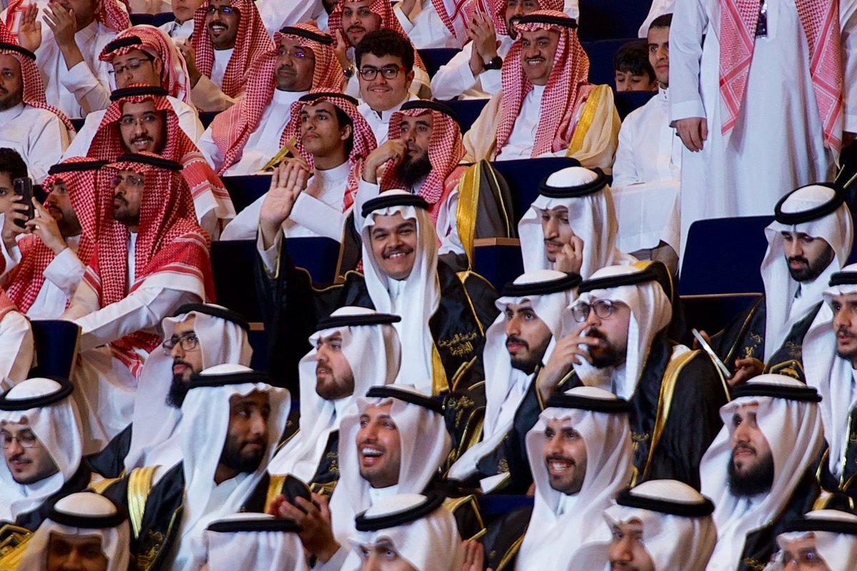 _FaisalBinNaif's tweet photo. ﴿رَبِّ أَوْزِعْنِي أَنْ أَشْكُرَ نعْمَتَك﴾

"ماذا أقولُ وخيرٌ مِنهُ يَغمُرني
الحمدُللهِ ملءَ الأرضِ والناسِ"

بحمدالله ومنته وفضله تخرجت من كلية الطب بمرتبة الشرف الثانية، 
وأخص بالشكر والداي اللذانِ لازمت دعواتهم مسيرتي 

مرحلة جميلة بكل محطاتها ❤️
واسأل الله التوفيق بالقادم https://t.co/EmlUErOR1l