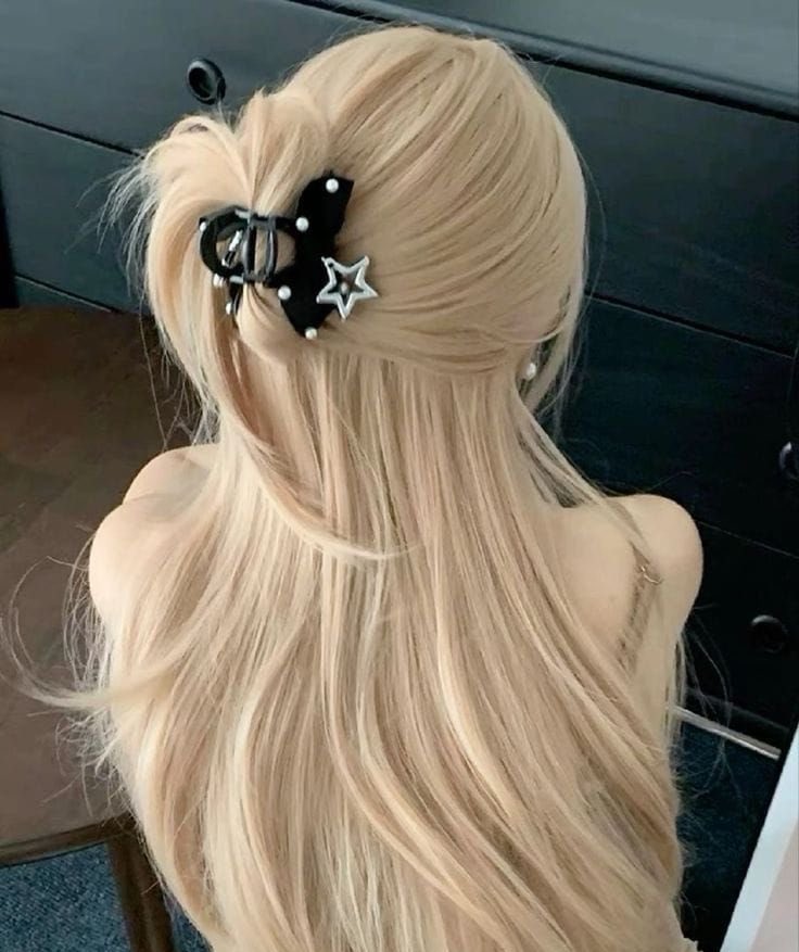 rohsydeer's tweet image. reaching flow state with @pointenails over these 🩷 the appointment was so intimate because i got my toes done as well and her holding my feet was kinda.. really unlocked levels of our relationship. feeling: #cute and #normal again. a coffee and yapping session was due.