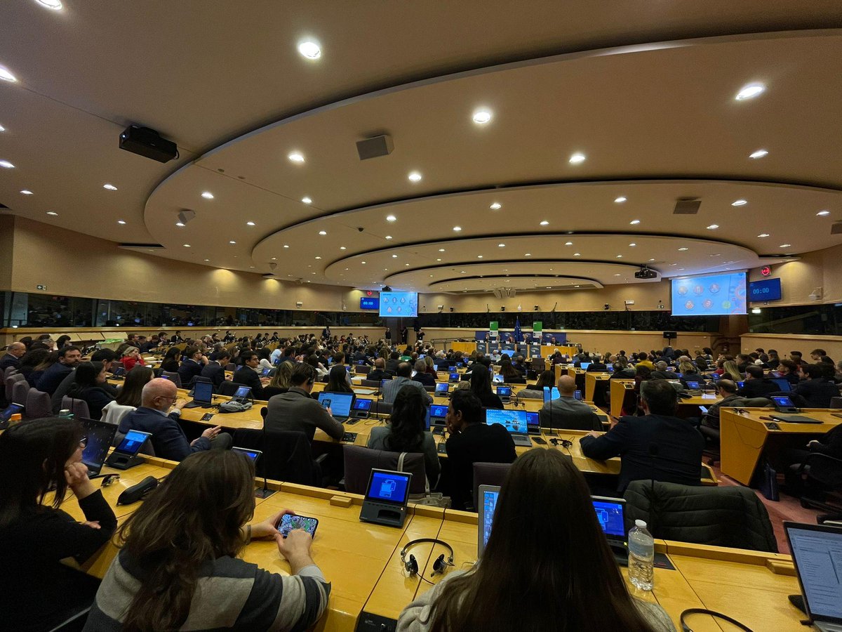 apre_it's tweet image. 🟢 Iniziato l'evento "La ricerca e innovazione italiana in Europa: verso il nuovo #HorizonEU e il Fondo per la Competitività"

📍 Al via il confronto per discutere il ruolo dell’🇮🇹 nel futuro panorama 🇪🇺 della R&amp;amp;I

📺 Diretta streaming 👉 shorturl.at/sfBqL
#versoFP10