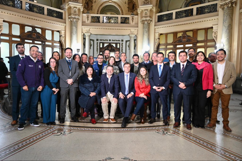 Orrego's tweet photo. Gran reunión del Comité Regional para el Cambio Climático: elegimos a @joelcisternino como representante de la provincia de Santiago. Vamos a impulsar distintas medidas para abordar los efectos del cambio climático como el calor extremo, la sequía, gestión de los residuos, etc. ¡Felicitaciones alcalde! Seguiremos trabajando codo a codo por  mejor calidad de vida para toda la región.