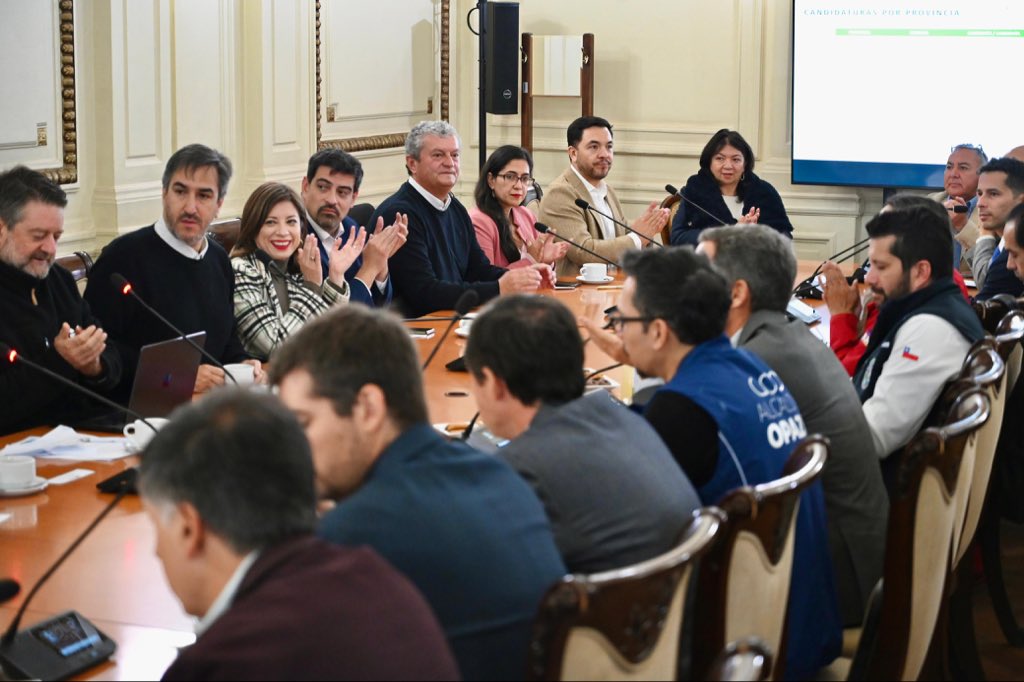 Orrego's tweet photo. Gran reunión del Comité Regional para el Cambio Climático: elegimos a @joelcisternino como representante de la provincia de Santiago. Vamos a impulsar distintas medidas para abordar los efectos del cambio climático como el calor extremo, la sequía, gestión de los residuos, etc. ¡Felicitaciones alcalde! Seguiremos trabajando codo a codo por  mejor calidad de vida para toda la región.