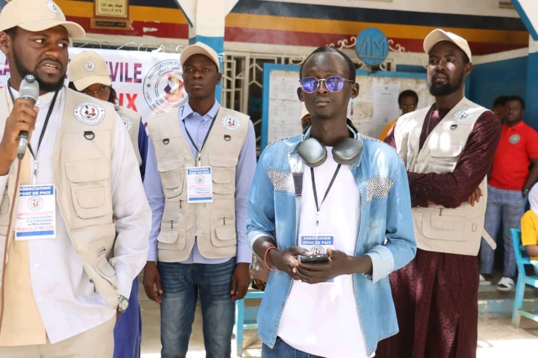 alwihdainfo's tweet image. #Tchad — Ce 21 avril 2026, l’Association Pont de Paix a mené la deuxième phase de sa campagne de sensibilisation à la non-violence en milieu scolaire au lycée IQ’RAA-LIS (HEC-Tchad) à N’Djaména, 8ᵉ arrondissement (quartier N’Djari). Placée sous le thème «Culture de la paix et de