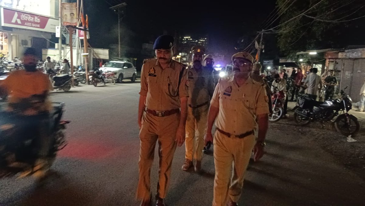 sonbhadrapolice's tweet photo. जनपद में कानून व्यवस्था के दृष्टिगत #SP_SBR के निर्देशन में सुरक्षा व्यवस्था बनाए रखने हेतु #ASP_HQ द्वारा थाना ओबरा क्षेत्र में पैदल गश्त तथा संदिग्ध वाहनों/व्यक्तियों की सघन चेकिंग की गई।
@Uppolice
@dgpup
@digmirzapur
@adgzonevaranasi https://t.co/91qg5ME0Sq