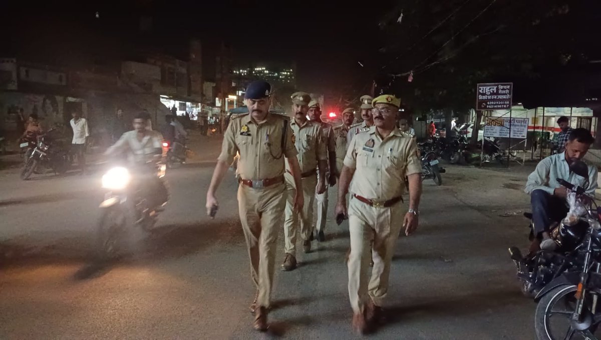 sonbhadrapolice's tweet photo. जनपद में कानून व्यवस्था के दृष्टिगत #SP_SBR के निर्देशन में सुरक्षा व्यवस्था बनाए रखने हेतु #ASP_HQ द्वारा थाना ओबरा क्षेत्र में पैदल गश्त तथा संदिग्ध वाहनों/व्यक्तियों की सघन चेकिंग की गई।
@Uppolice
@dgpup
@digmirzapur
@adgzonevaranasi https://t.co/91qg5ME0Sq