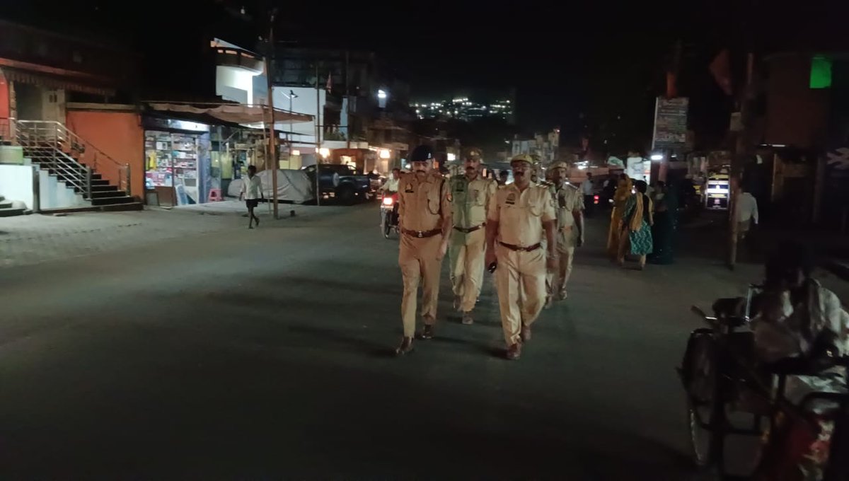 sonbhadrapolice's tweet photo. जनपद में कानून व्यवस्था के दृष्टिगत #SP_SBR के निर्देशन में सुरक्षा व्यवस्था बनाए रखने हेतु #ASP_HQ द्वारा थाना ओबरा क्षेत्र में पैदल गश्त तथा संदिग्ध वाहनों/व्यक्तियों की सघन चेकिंग की गई।
@Uppolice
@dgpup
@digmirzapur
@adgzonevaranasi https://t.co/91qg5ME0Sq