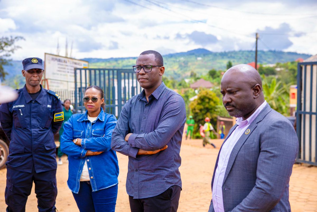 Uyu munsi Minisitiri wa <a href="/RwandaLocal/">Rwanda Local</a>, <a href="/Dominiquehab/">Dominique H</a> yasuye ibikorwa by’iterambere mu Karere iwacu, birimo imirimo yo kuvugurura ikigo nderabuzima cya Muhondo, Koperative <a href="/dukundekawa/">Dukunde Kawa Musasa</a> ihinga ikanatunganya kawa na Koperative #COMIKAGI icukura ikanatunganya amabuye y’agaciro...