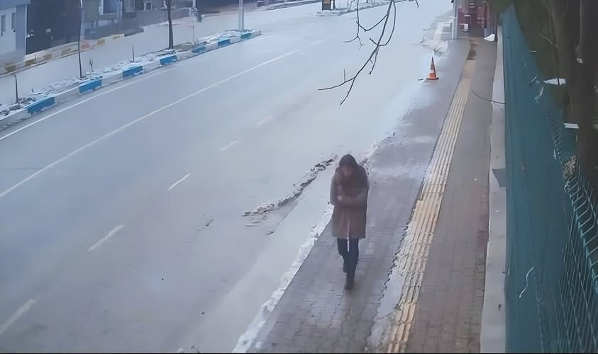TOPRAK_2_'s tweet photo. Herkes gibi benim de sarsıcı bulduğum
bir fotoğraf karesi…
Bu fotoğrafta sadece bir kadın yürümüyor.
Elleri koynunda, başı önünde, adımları tedirgin… Gülistan, kendi kıyametine yürüyor aslında. Üzerinde yaşadıklarının ağırlığı var.
Çaresizlik ve yalnızlık.
Görünen soğuk, görünmeyen ise onu ölüme götüren o acımasızlığın ayazı.
Kimse sormamış: Üşüyor musun?”
Kimse görmemiş: “Korkuyor musun?”
O ellerini koynuna çekmiş çünkü sığınacak başka bir yer bırakmamışlar ona. Sonra kayıp. 6 yıldır bir mezarı yok ama yükü hepimizin vicdanında.
O yük kalkmadan bu memlekete bahar gelmez.
Gülistan Doku nerede?
Bu zulümleri reva görenler daha beter acılarla sınanırlar inşallah.
Rahmetlik Yaşar Kemal diyor ya hani " Bu ülkede dört şey olmayacaksın, kadın, çocuk, sokak hayvanı ve ağaç " ve ekliyor " Demir olsam çürürdüm, toprak oldum da dayandım " diye ve Rahmetlik Cahit Zarifoğlu onu şu sözlerle destekliyordu; " Ben bu çağdan nefret ettim, etimle kemiğimle nefret ettim " Bahçeleriniz bahar görmesin diyende yine Rahmetlik Ahmed Arif ' tir.