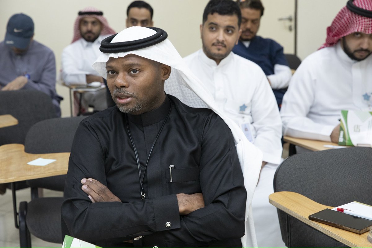 kfhmakkah's tweet photo. نظّمت إدارة الشؤون الأكاديمية والتدريب
 بـ #مستشفى_الملك_فيصل_بمكة محاضرة بعنوان “رأس المال غير المرئي: قوة العلاقات في ترسيخ الولاء الوظيفي” قدمتها الدكتورة :منال كريمة 
وبحضور المدير التنفيذى الدكتور احمد بن عبدالعزيز هوساوي
استهدفت الدوره جميع منسوبي المستشفى.
وركزت المحاضرة على أهمية بناء علاقات إيجابية داخل بيئة العمل من خلال تطبيق استراتيجية تدريب الحيتان إلى جانب تعزيز مهارات التعامل مع الأخطاء وتنمية ثقافة التحسين المستمر بما يسهم في رفع مستوى الولاء الوظيفي والأداء المؤسسي.