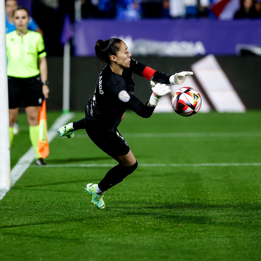 LasColchoneras's tweet photo. Hoy hace tres años ganamos la Copa de la Reina ante el Real Madrid tras remontar un 2-0 adverso en el tiempo añadido bajo un diluvio. Esos goles de Wifi y Banini y esa tanda de penaltis siempre estarán en nuestra memoria https://t.co/bKivWRPSOu