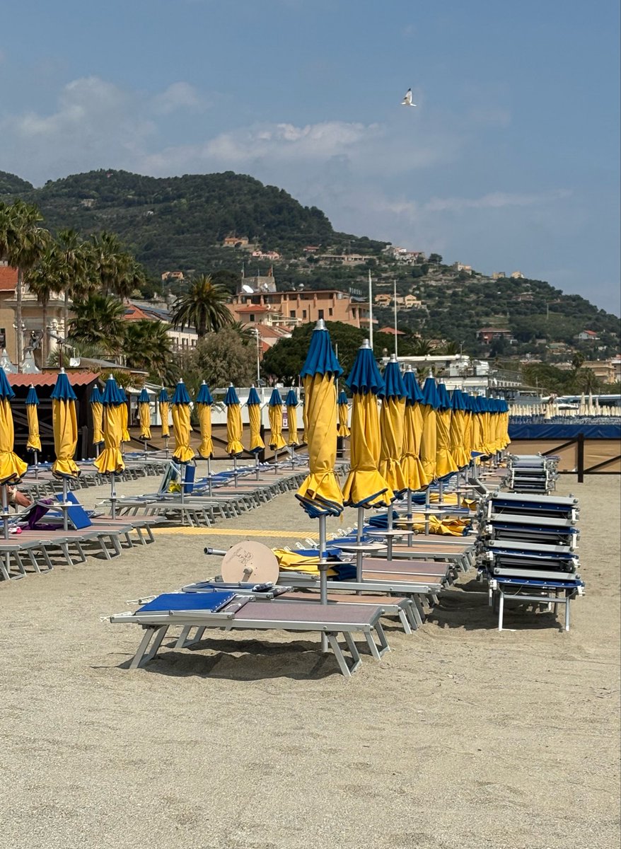 Herrmaennchen's tweet photo. #FinaleLigure hat auch einen langen Sandstrand, an dem sich ein Bagni neben dem anderen reiht. (Wie eigentlich hier an allen Küstenorten, bloss sind die teilweise noch im Aufbau). Wahrscheinlich muss man Italiener sein, um das zu mögen. https://t.co/Albf4UE2LO