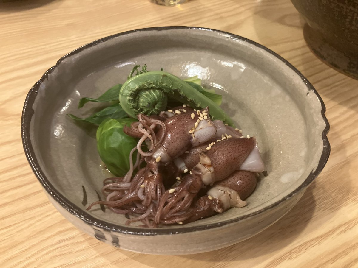 E5Kmg's tweet photo. 錦糸町 八方美人居酒屋
派手さはないけど、旬を丁寧に積み重ねる和食。
氷柱のお造りも印象的で、構成が面白い。
蛍烏賊×粒マスタード、稚鮎の春巻きに蓼酢マヨ。
ちょっとしたひねりが心地いい。
締めの真鯛ご飯、これでお酒飲めるやつ。
静かに美味しい夜に。
#錦糸町グルメ #八方美人 #和食 #居酒屋 https://t.co/vVuxMW0I9P