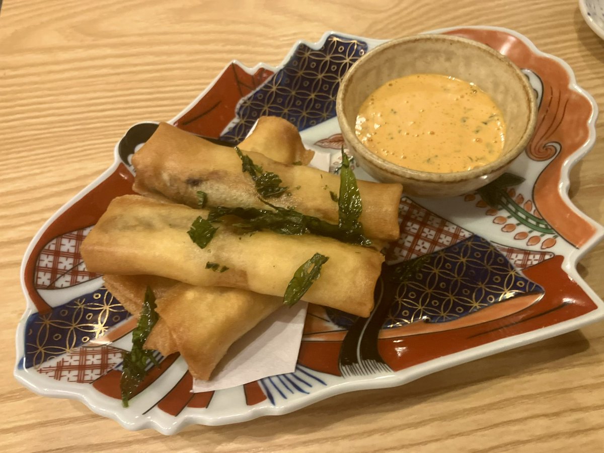 E5Kmg's tweet photo. 錦糸町 八方美人居酒屋
派手さはないけど、旬を丁寧に積み重ねる和食。
氷柱のお造りも印象的で、構成が面白い。
蛍烏賊×粒マスタード、稚鮎の春巻きに蓼酢マヨ。
ちょっとしたひねりが心地いい。
締めの真鯛ご飯、これでお酒飲めるやつ。
静かに美味しい夜に。
#錦糸町グルメ #八方美人 #和食 #居酒屋 https://t.co/vVuxMW0I9P