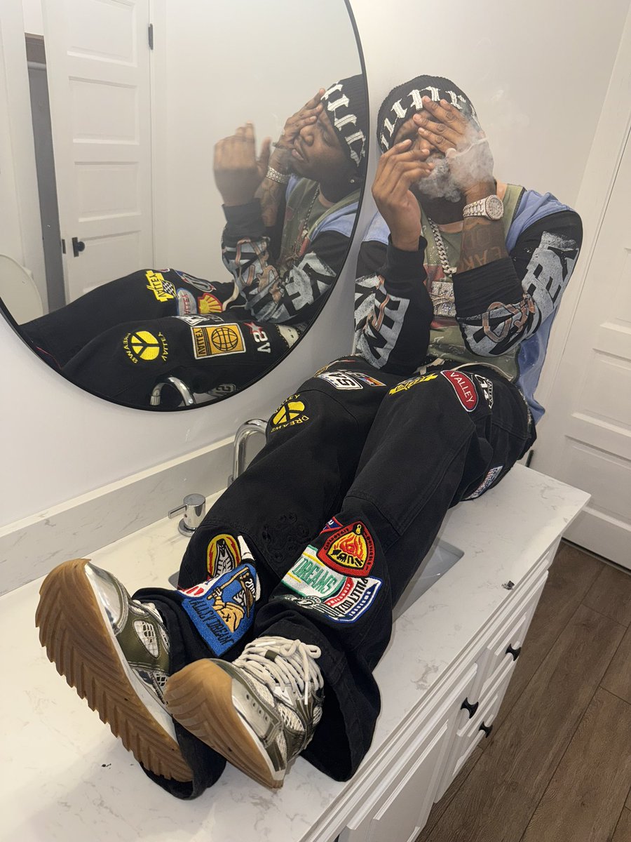 RealRichIzzo's tweet photo. HOW U COMIN??? BOY YHU POPPED GO GET SUM MONEY💰 WE 5 MILLION DOLLARS IN ‼️ MY NIGGAS SIGNING TO 3️⃣0️⃣0️⃣ https://t.co/FxybXLKzWn