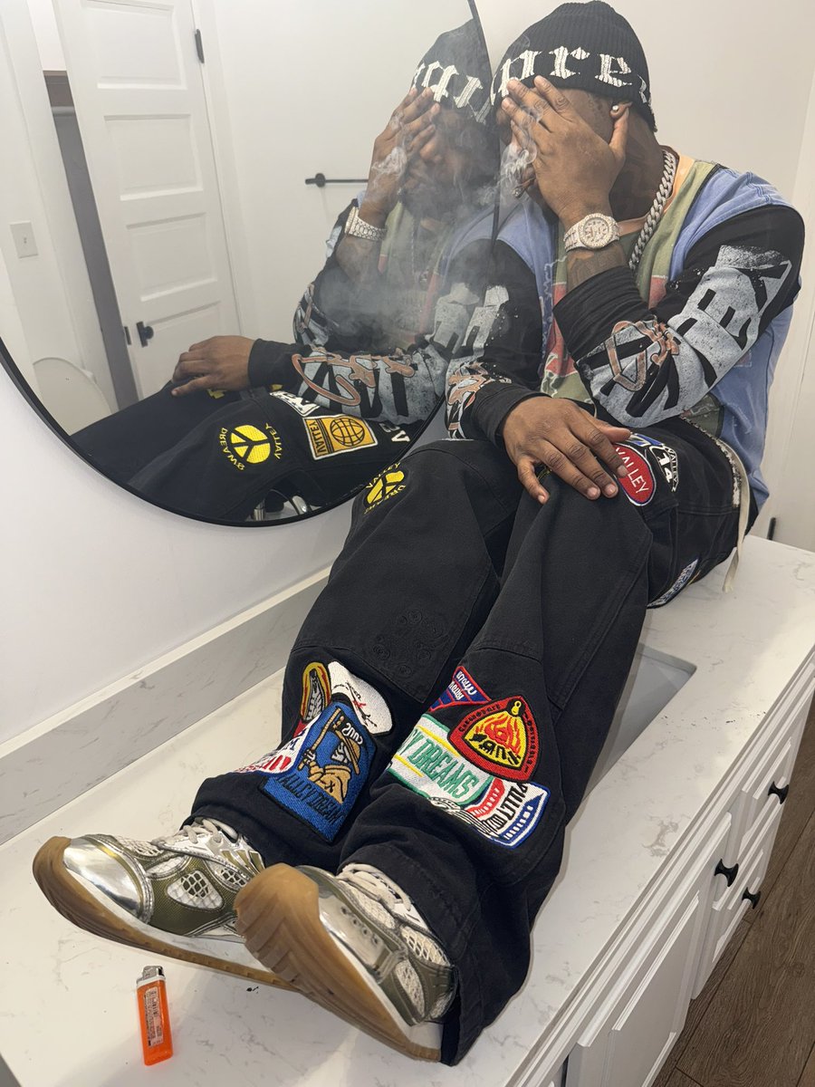 RealRichIzzo's tweet photo. HOW U COMIN??? BOY YHU POPPED GO GET SUM MONEY💰 WE 5 MILLION DOLLARS IN ‼️ MY NIGGAS SIGNING TO 3️⃣0️⃣0️⃣ https://t.co/FxybXLKzWn