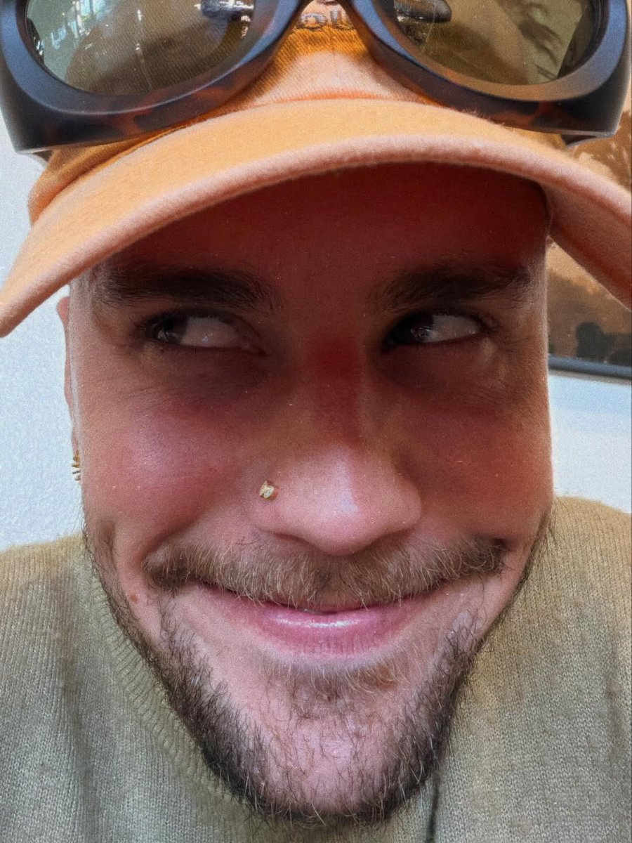 avonsbieb_'s tweet photo. Me patiently waiting for an announcement https://t.co/xpUslZjja2