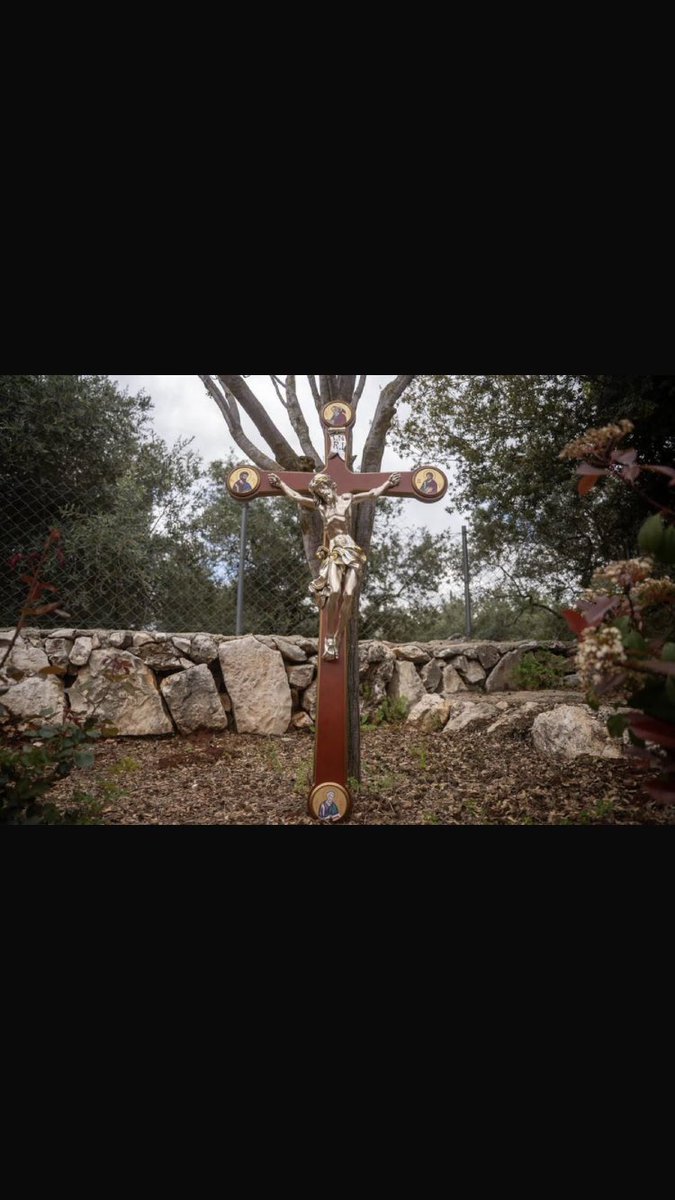 لقد استبدل الجيش الإسرائيلي الصليب الذي حطمه الجيش الإسرائيلي في دبل بصليب آخر 
مسروق من كنيسة القيامة #بفلسطين 
إنّو من وين بدّن يجيبوا صليب ؟! ✌️😝✌️🤣🤣🤣🤣🤣🤣🤣🤣🤣🤣🤣🤣🤣🤣🤣🤣🤣🤣🤣🤣🤣🤣🤣🤣