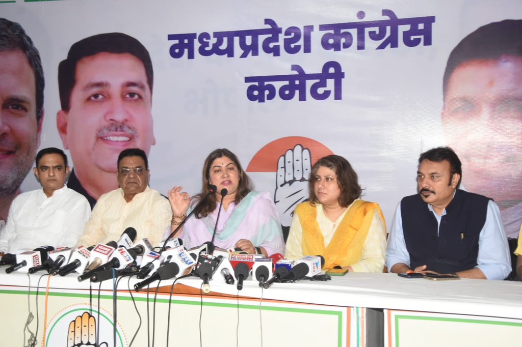 ‘महिला आरक्षण’ की राह का सबसे बड़ा रोड़ा कोई और नहीं खुद मोदी जी हैं !

543 सीट पर आरक्षण दे कर 181 महिलाओं को संसद में पहुँचाने का बीड़ा कांग्रेस ने उठा लिया है 👊🏻

आज ‘भोपाल’ के प्रदेश कांग्रेस कार्यलय - इंदिरा भवन- में प्रेस वार्ता की 🙏