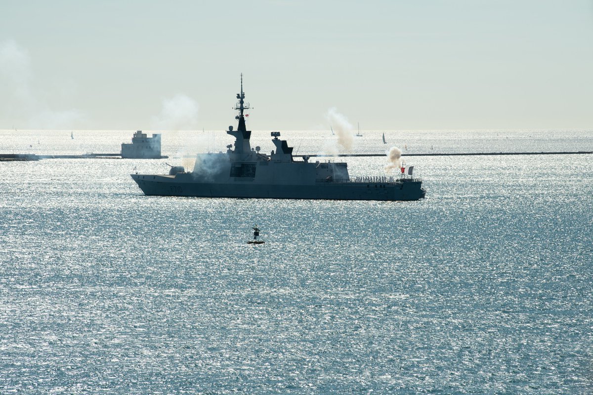 MarineNationale's tweet image. #Tradition | Un geste de respect en mer⚓ 
Le tir au canon de salut est un héritage maritime ancien. 👉 Il marquait autrefois des intentions pacifiques en entrant dans un port. Aujourd’hui, il symbolise respect, courtoisie et appartenance à la communauté des marins.