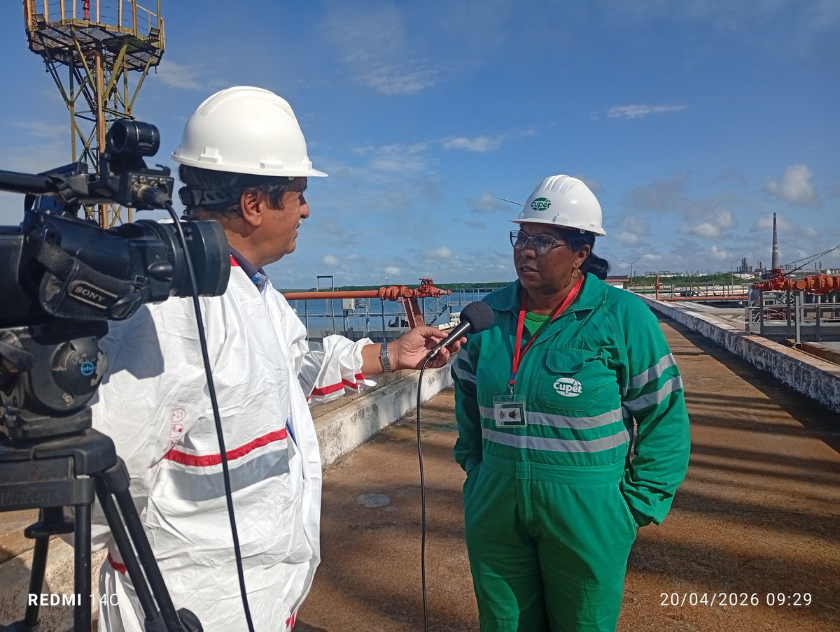 Cubapetroleo1's tweet photo. 📹 🎤 Un equipo de @CanalCaribeCuba llegó hasta la Refinería Cienfuegos S.A. para constatar in situ la marcha de las operaciones de la industria. Se apreció el compromiso de los cienfuegueros con el cumplimiento de la tarea: aliviar el complejo escenario energético de #Cuba. https://t.co/diL8YXR65o