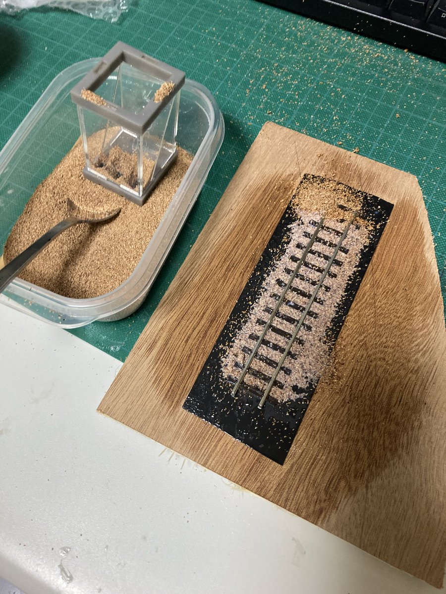 専門業者からコルク粒のサンプルを入手
ちょっと細かすぎてアルコールを吹くとだいぶ飛んでしまう
一晩置いてみる