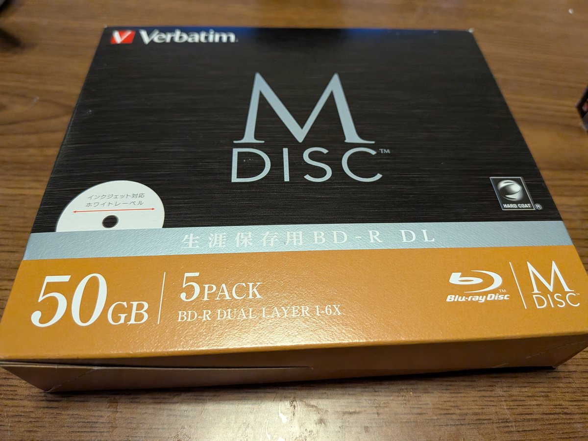 ts555ll's tweet photo. 記録用BD、DVDでも「100年保つ」と言われているM-DISC。何社かが売ってるけど中身はほぼVerbatim製。記録層が特殊でレコーダーではシャープしか対応してないと言われてましたが、パナのDMR-4SE102で記録出来ちゃいました。説明にも専用ドライブでないと使えないとは書いてないんですよね
#BD
#MDISC https://t.co/WYkn3engiW