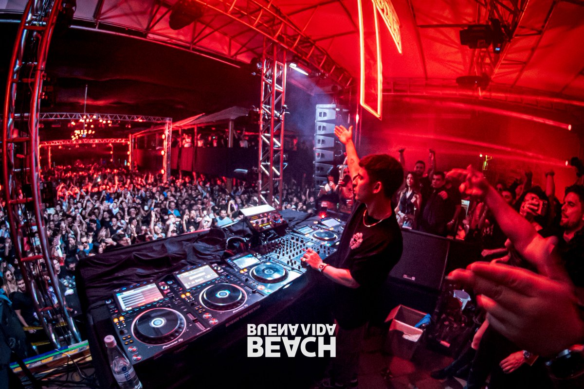 BUENAVIDABEACH1's tweet photo. En 2022, @MichaelBibi1 era imparable: millones de streams, Solid Grooves en boca de todos, y un estilo muy apetecido.

Ese año lo tuvimos en Circoloco Bogotá. Ambiente rojo, bajos contundentes y minimal house marcando el ritmo del dancefloor. https://t.co/gIgLOnHiYa
