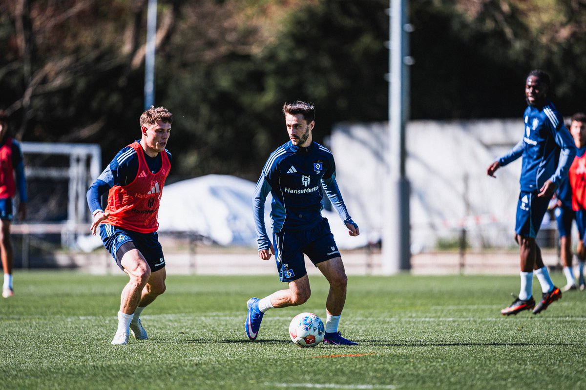 HSV's tweet image. Start in die Trainingswoche vor unserem Heimspiel gegen die TSG Hoffenheim. 🔛 Wieder mit dabei: Alexander #RössingLelesiit! 💪

Zum Personalupdate 👉 hsv.link/PersonalUpdate

#nurderHSV #Training