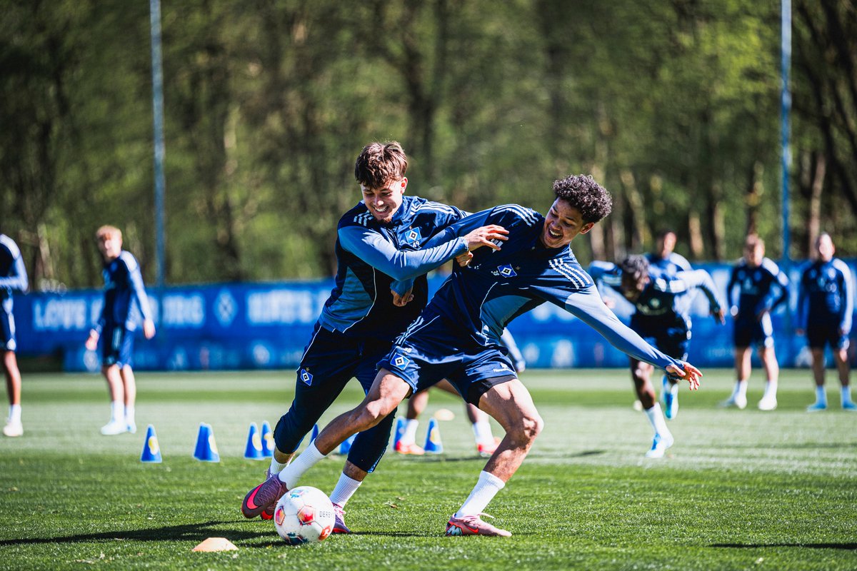 HSV's tweet image. Start in die Trainingswoche vor unserem Heimspiel gegen die TSG Hoffenheim. 🔛 Wieder mit dabei: Alexander #RössingLelesiit! 💪

Zum Personalupdate 👉 hsv.link/PersonalUpdate

#nurderHSV #Training