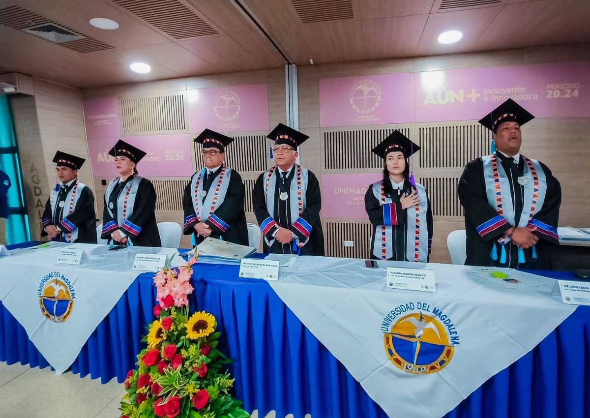 Unimagdalena's tweet photo. 🎓 ¡Día de gala en el campus! 🤩

Con toga y birrete, celebramos nuestra primera ceremonia de certificación del día de hoy, con 60 ciudadanos de los programas de la Facultad de Humanidades adscritos al @CreoUnimag. 

#GradosUM https://t.co/BOlSCFgkbD