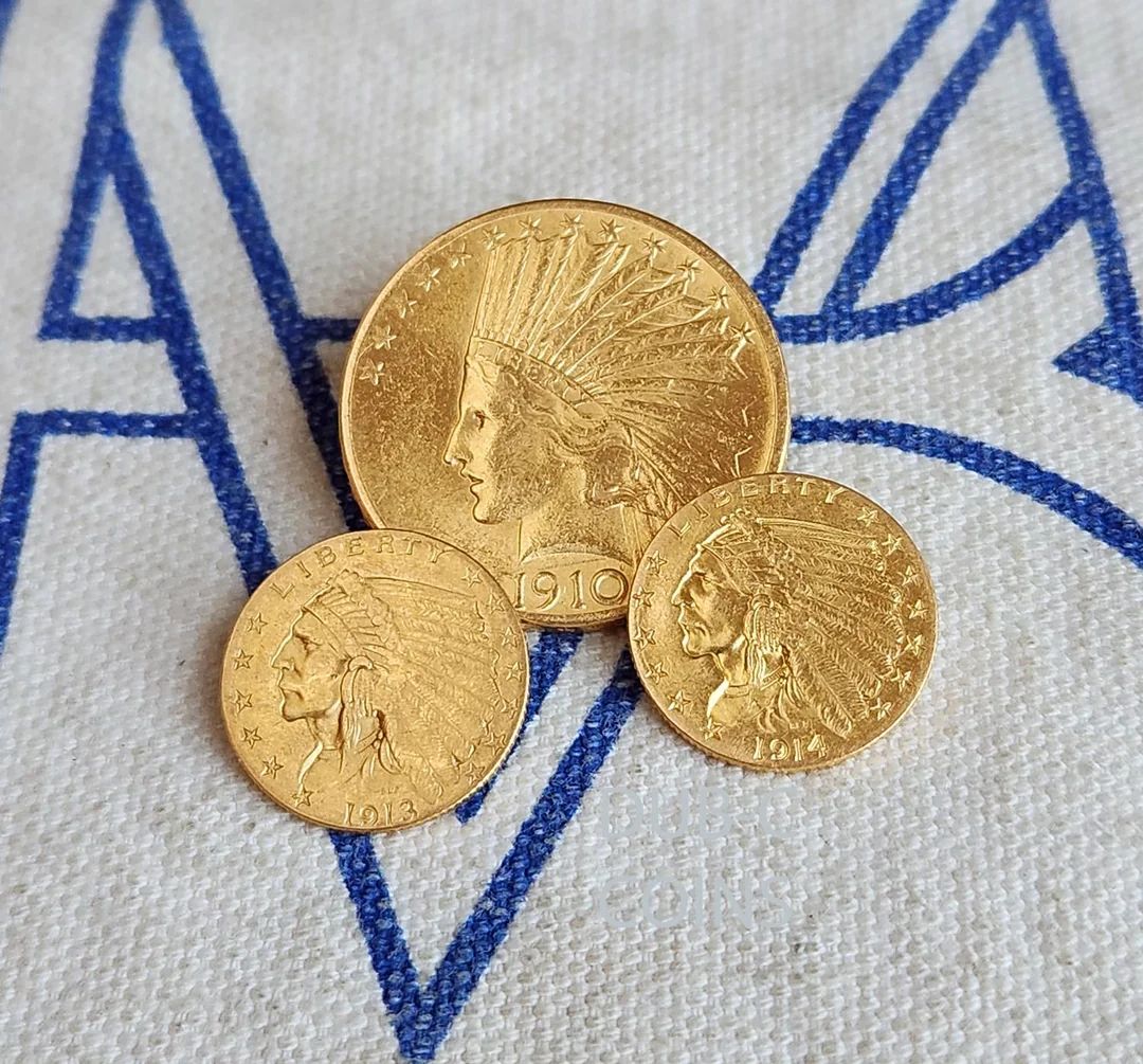 peer_metals's tweet image. ⚠️ Gorgeous 20th Century Counterfeits

Three coins. Real gold.

Not genuine coins. Solid metal.

Beautiful fakes. Worth metal only.

Know what you're buying.

📍 r/Gold
Credit: u/WCNumismatics

#gold #counterfeits #numismatics #knowyourgold #authentication