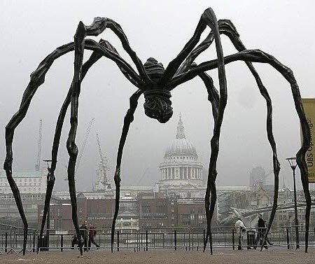 The Art of Resilience: Louise Bourgeois and the Weaver
“𝙏𝙝𝙚 𝙨𝙥𝙞𝙙𝙚𝙧 𝙞𝙨 𝙖 𝙧𝙚𝙥𝙖𝙞𝙧𝙚𝙧. 𝙄𝙛 𝙮𝙤𝙪 𝙗𝙖𝙨𝙝 𝙞𝙣𝙩𝙤 𝙩𝙝𝙚 𝙬𝙚𝙗 𝙤𝙛 𝙖 𝙨𝙥𝙞𝙙𝙚𝙧, 𝙨𝙝𝙚 𝙙𝙤𝙚𝙨𝙣’𝙩 𝙜𝙚𝙩 𝙢𝙖𝙙. 𝙎𝙝𝙚 𝙬𝙚𝙖𝙫𝙚𝙨 𝙖𝙣𝙙 𝙧𝙚𝙥𝙖𝙞𝙧𝙨 𝙞𝙩 𝙖𝙜𝙖𝙞𝙣.” — Louise