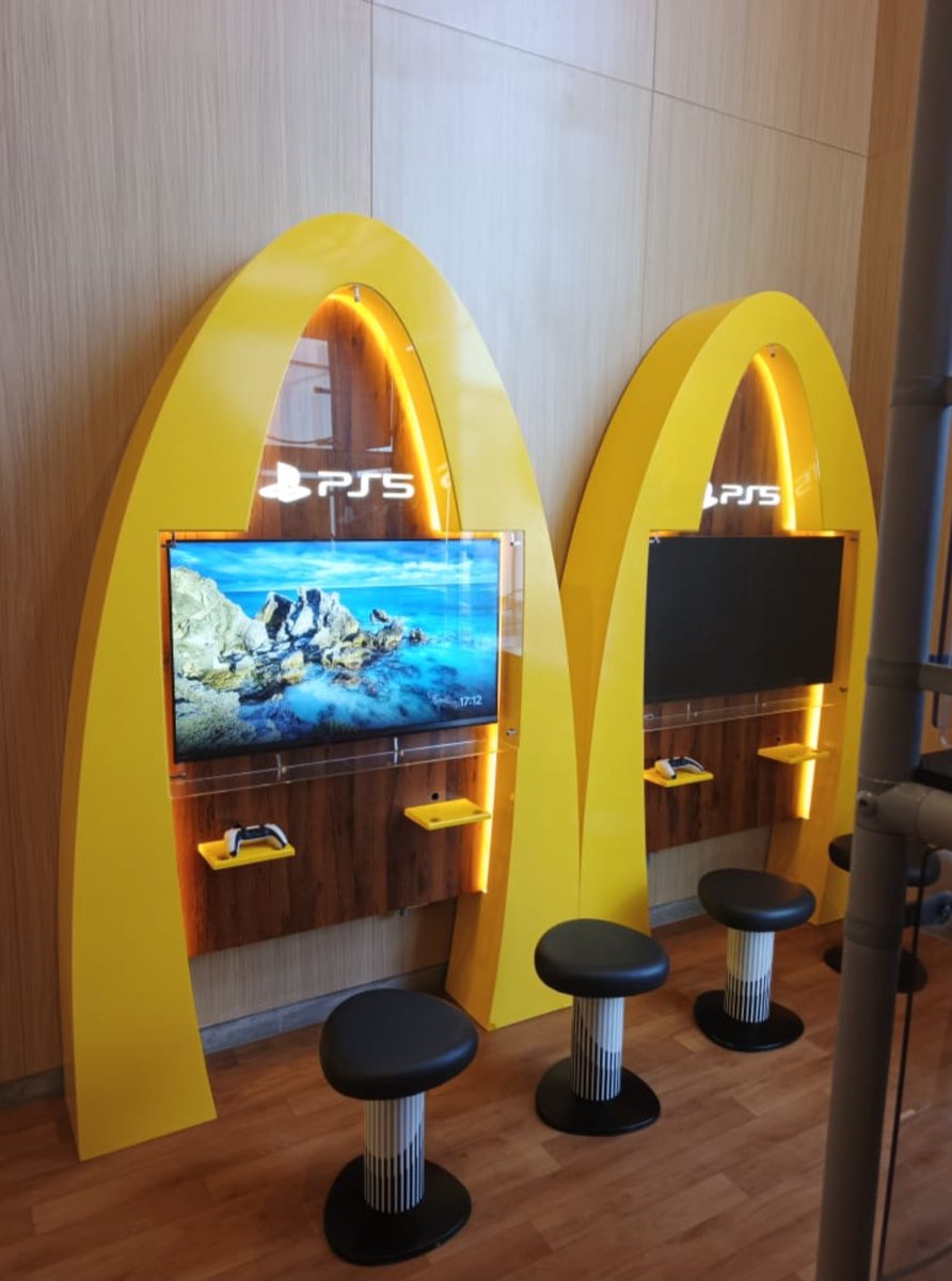 GulfPromotion's tweet image. Project completed at McDonald's Al Waha Dhahran 🎮
Our team installed a PlayStation unit, adding an interactive touch to the customer experience.
Delivering solutions that go beyond signage. 🚀
#Signage #Dammam #McDonalds #PlayStation #ProjectComplete