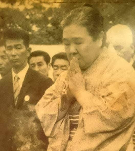 tiran_tokkotai's tweet photo. ・・鳥濱トメ  命日・・
今日（４月２２日）は私の祖母・知覧特攻の母 鳥濱トメの命日にあたります。

祖母のトメは戦中、軍指定の食堂「富屋食堂」を営んでいました。当時、物が無い時代に特攻隊員達のお腹を満たしてあげるため家の家財を投げ売り食材に換え、テーブルいっぱいにご馳走を並べてあげ→ https://t.co/Kw40iWrFvB