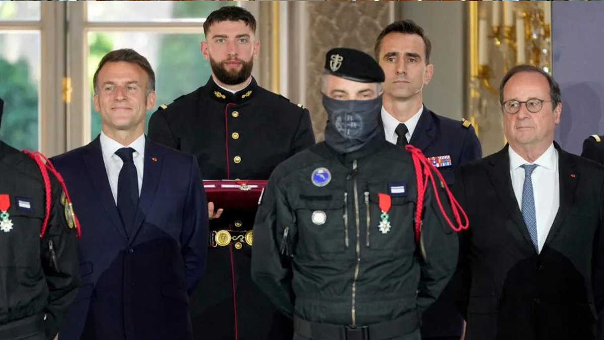 opaisonline's tweet image. Internacional 
Macron homenageou 61 pessoas que enfrentaram terroristas em 2015
#macron #opais #gruposoico #gruposoico
Leia mais em: opais.co.mz/macron-homenag…