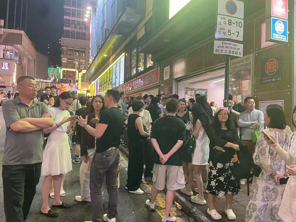 ViewsOfChris's tweet photo. 我进了餐厅，打了招呼就走…people mountain people sea! 太可怕…不断有人挤要进去。这港产天皇巨星都没这热度….粉丝如此热情！有位男粉丝，对二宝说五点已经在那里蹲着，等他…眼睛红的，他确想得到偶像二宝的认可和拥抱！。看似二宝成了不少华人韭菜的精神图腾！ 这就是二宝的魅力！.@ChandlerGuo https://t.co/GwXvbmnXXU