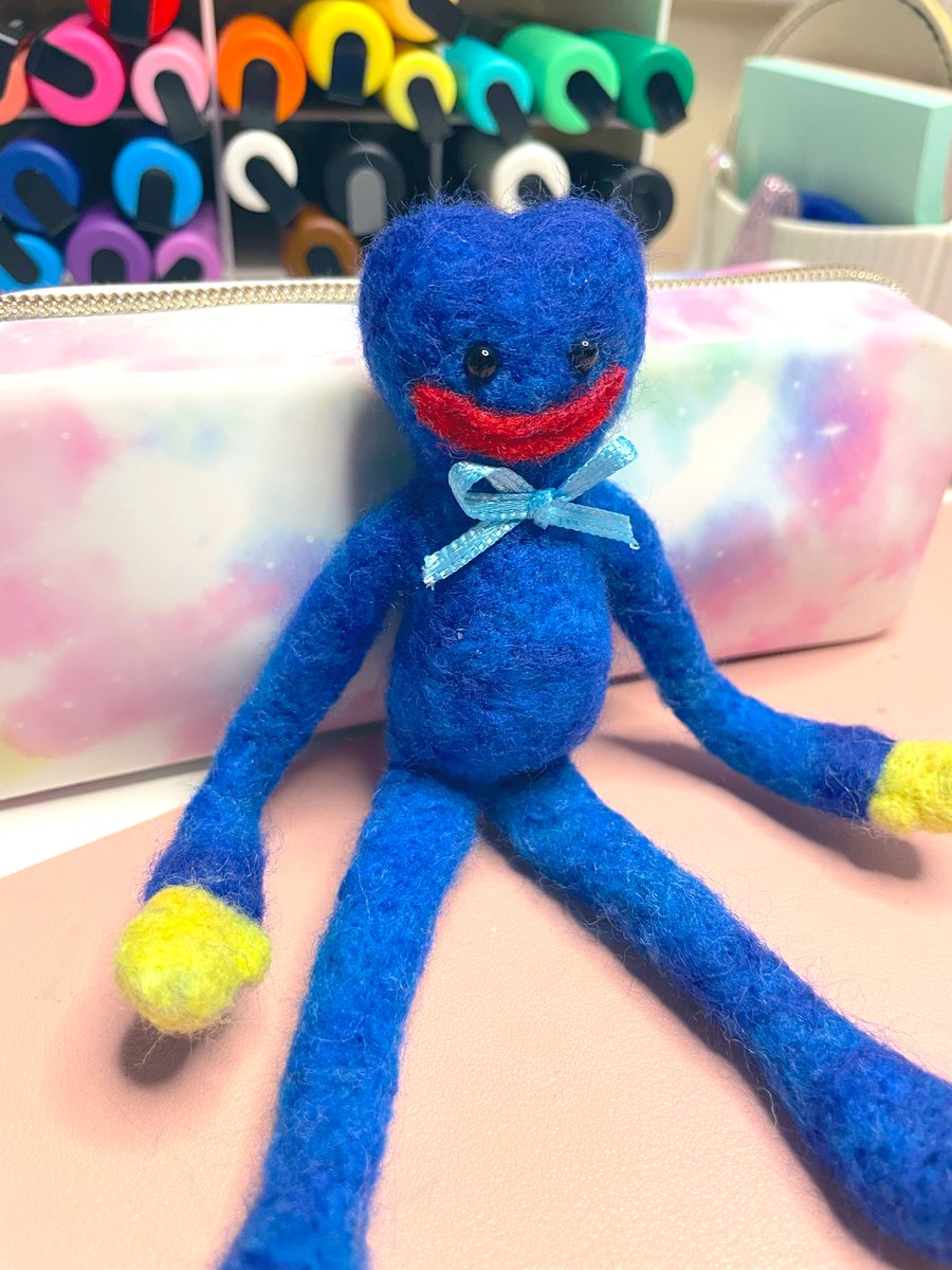 kristinsillos's tweet image. This isn’t the usual type of art I post but I wanted to share this little guy I’ve been working on and finally finished. All he needs is a tiny key to hold. 😁 Sorry for the terrible lighting, it’s super dark out today. #poppyplaytime #huggywuggy #needlefelting #fiberart
