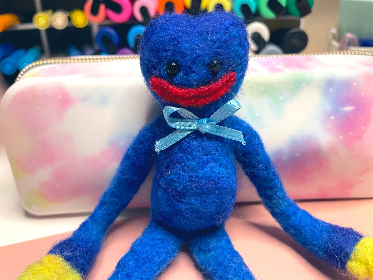 kristinsillos's tweet image. This isn’t the usual type of art I post but I wanted to share this little guy I’ve been working on and finally finished. All he needs is a tiny key to hold. 😁 Sorry for the terrible lighting, it’s super dark out today. #poppyplaytime #huggywuggy #needlefelting #fiberart