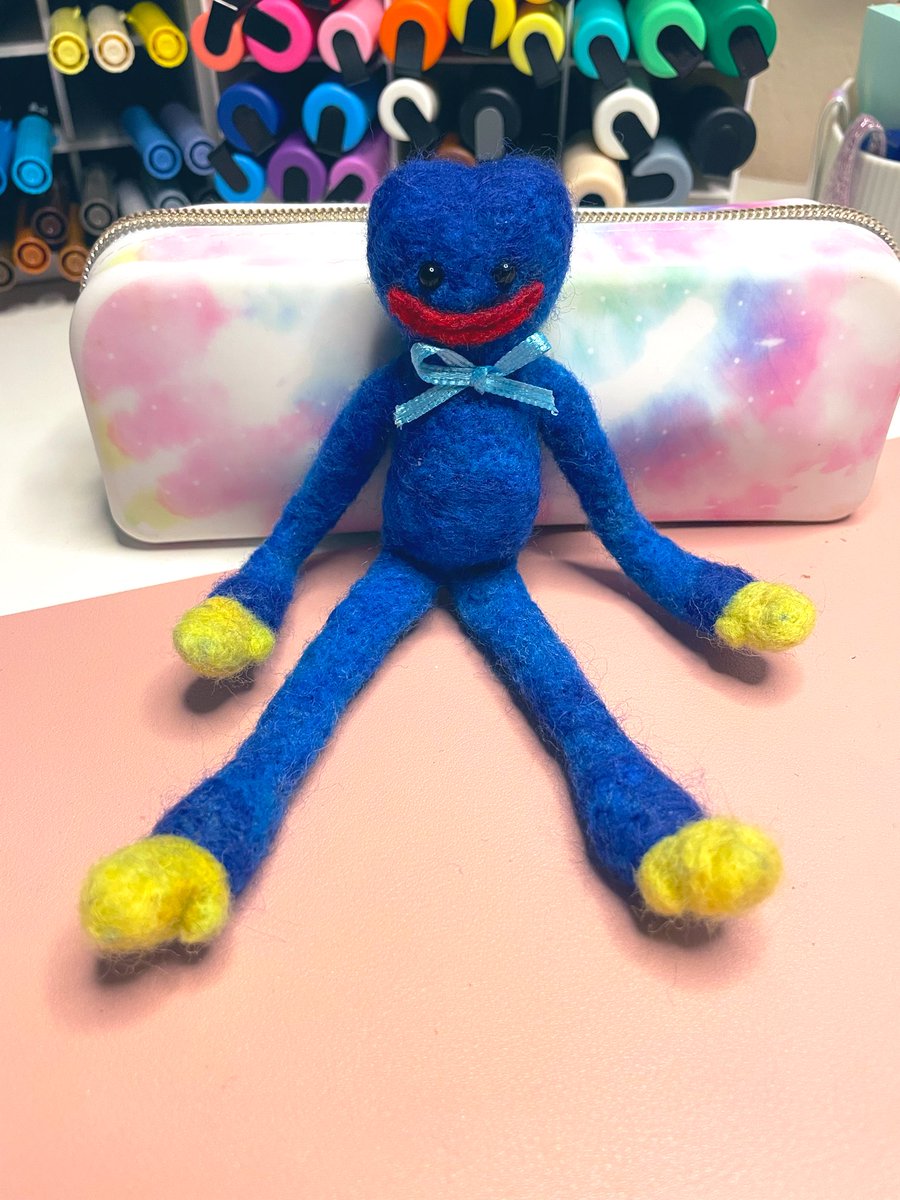 kristinsillos's tweet image. This isn’t the usual type of art I post but I wanted to share this little guy I’ve been working on and finally finished. All he needs is a tiny key to hold. 😁 Sorry for the terrible lighting, it’s super dark out today. #poppyplaytime #huggywuggy #needlefelting #fiberart
