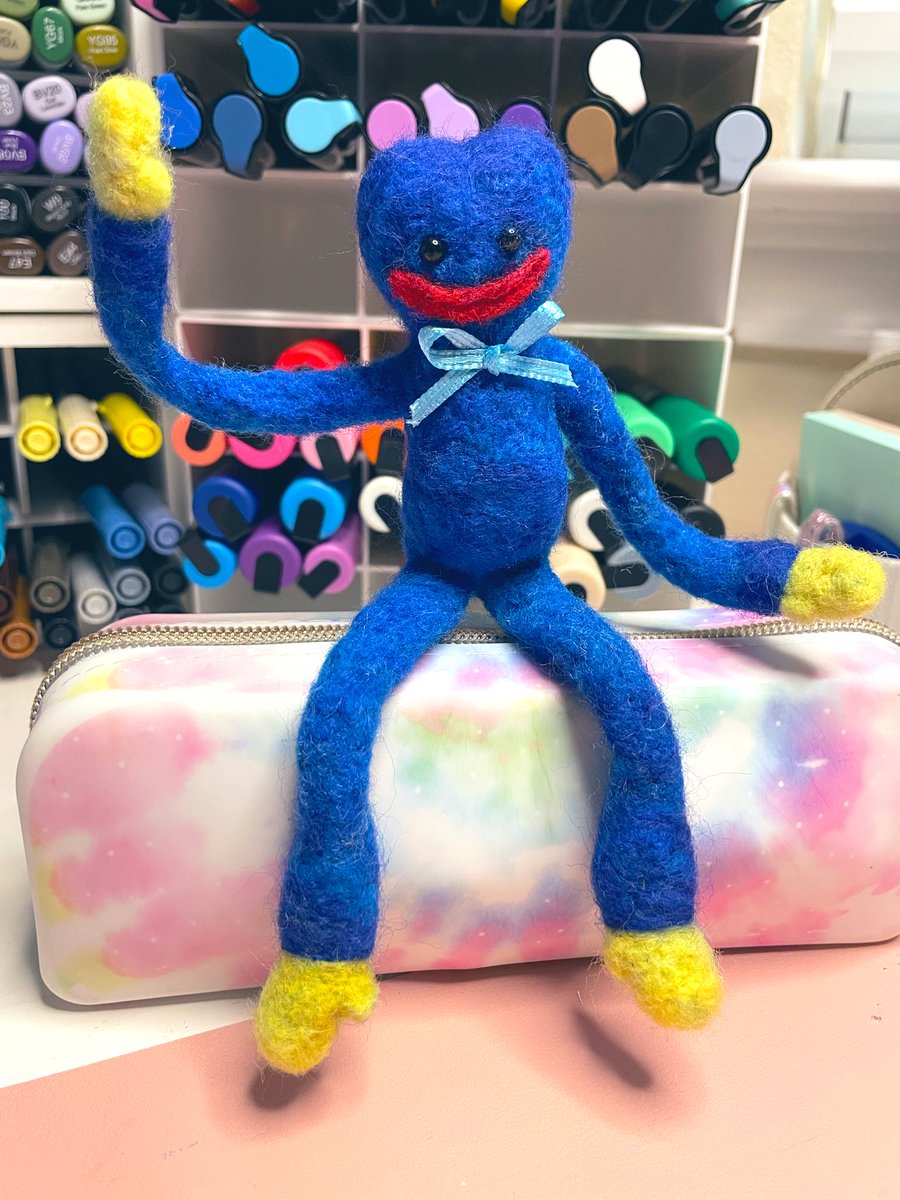 kristinsillos's tweet image. This isn’t the usual type of art I post but I wanted to share this little guy I’ve been working on and finally finished. All he needs is a tiny key to hold. 😁 Sorry for the terrible lighting, it’s super dark out today. #poppyplaytime #huggywuggy #needlefelting #fiberart