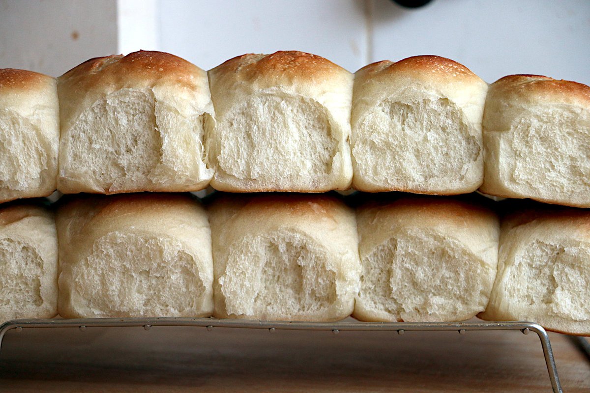 calmeilles's tweet image. Now cool, torn apart where they fused in the bake to show fluffy interior crumb.

#food #cooking #baking #bread #yeast #rolls