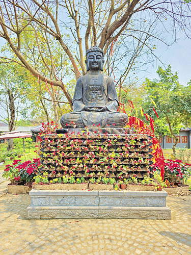 BaSnorkel's tweet image. Bai Dinh Pagoda in Ninh Binh, #Vietnam ,is a massive complex &amp;amp; home to the longest Arhat corridor (500 statues!) &amp;amp; giant bronze Buddhas located near dramatic karst mountains. #BaiDinhPagoda #NinhBinh #Travel #VietnamTravel backpackandsnorkel.com/Vietnam/Bai-Di…
